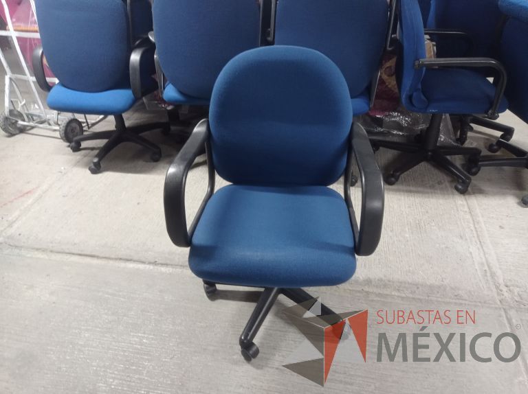 Lote 006 - 25 Sillas asiento y respaldo de tela color azul con descansabrazos y ruedas, diferentes modelos - Imagen 7