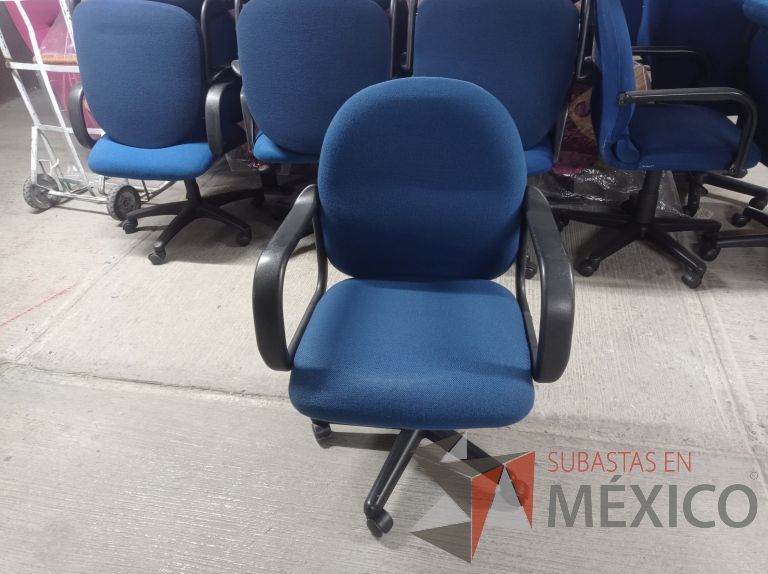 Lote 006 - 25 Sillas asiento y respaldo de tela color azul con descansabrazos y ruedas, diferentes modelos - Imagen 8
