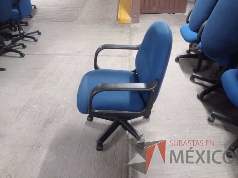 Lote 006 - 25 Sillas asiento y respaldo de tela color azul con descansabrazos y ruedas, diferentes modelos - Imagen 9
