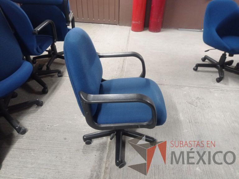 Lote 006 - 25 Sillas asiento y respaldo de tela color azul con descansabrazos y ruedas, diferentes modelos - Imagen 10