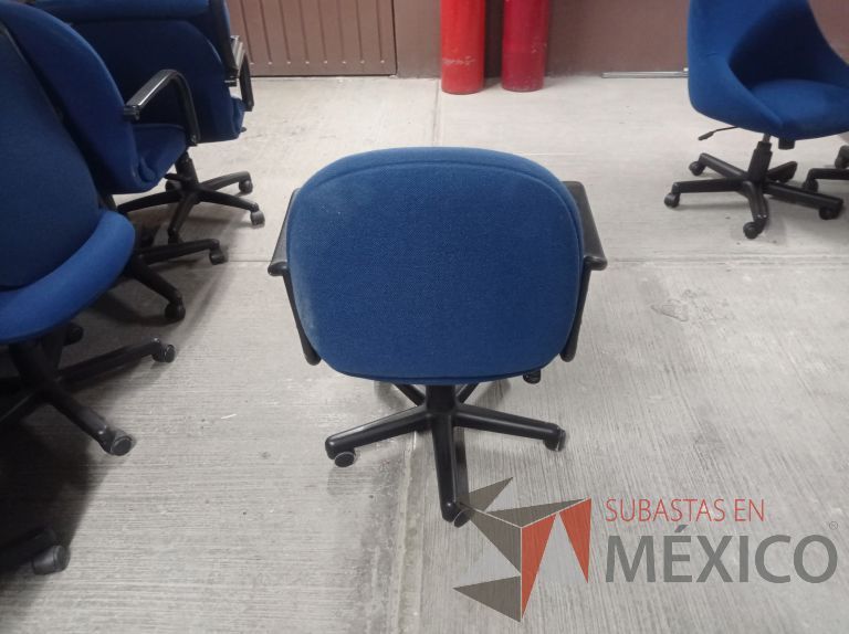 Lote 006 - 25 Sillas asiento y respaldo de tela color azul con descansabrazos y ruedas, diferentes modelos - Imagen 11