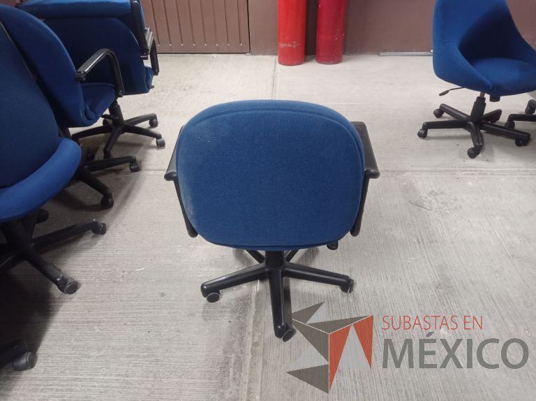 Lote 006 - 25 Sillas asiento y respaldo de tela color azul con descansabrazos y ruedas, diferentes modelos - Imagen 12