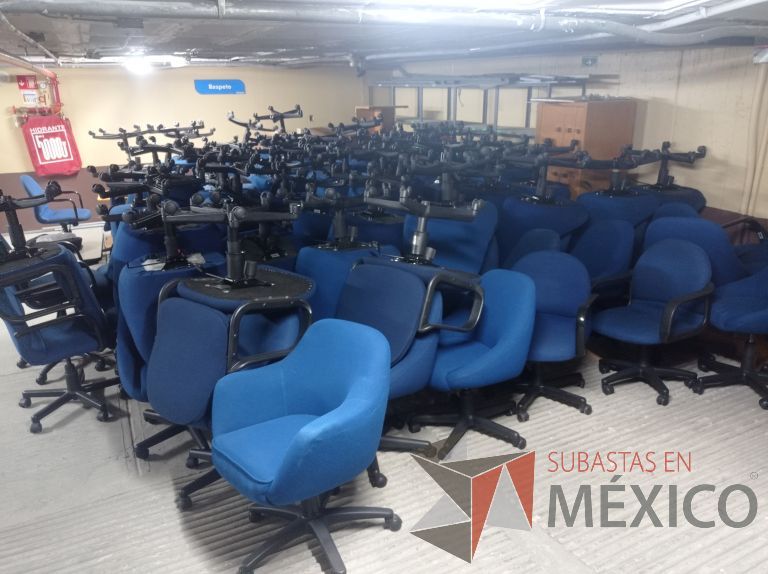 Lote 006 - 25 Sillas asiento y respaldo de tela color azul con descansabrazos y ruedas, diferentes modelos - Imagen 13