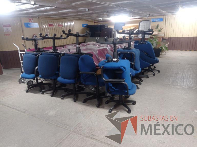 Lote 006 - 25 Sillas asiento y respaldo de tela color azul con descansabrazos y ruedas, diferentes modelos - Imagen 14