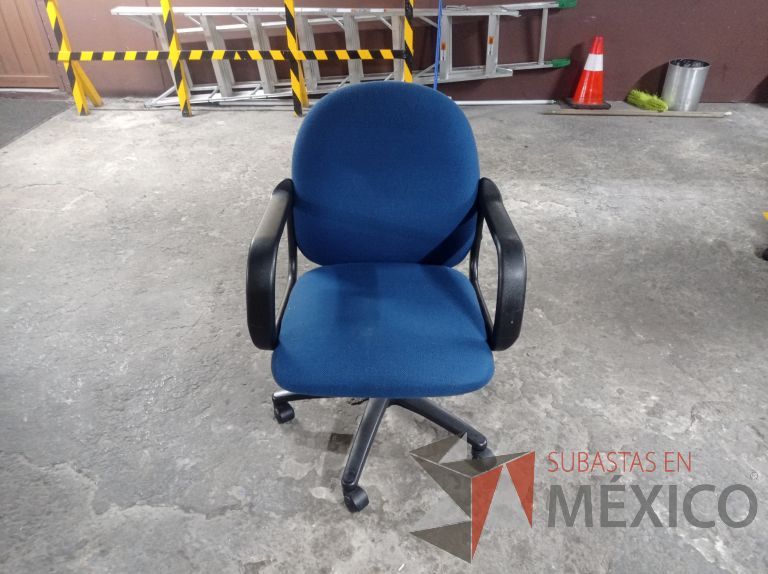 Lote 006 - 25 Sillas asiento y respaldo de tela color azul con descansabrazos y ruedas, diferentes modelos - Imagen 15
