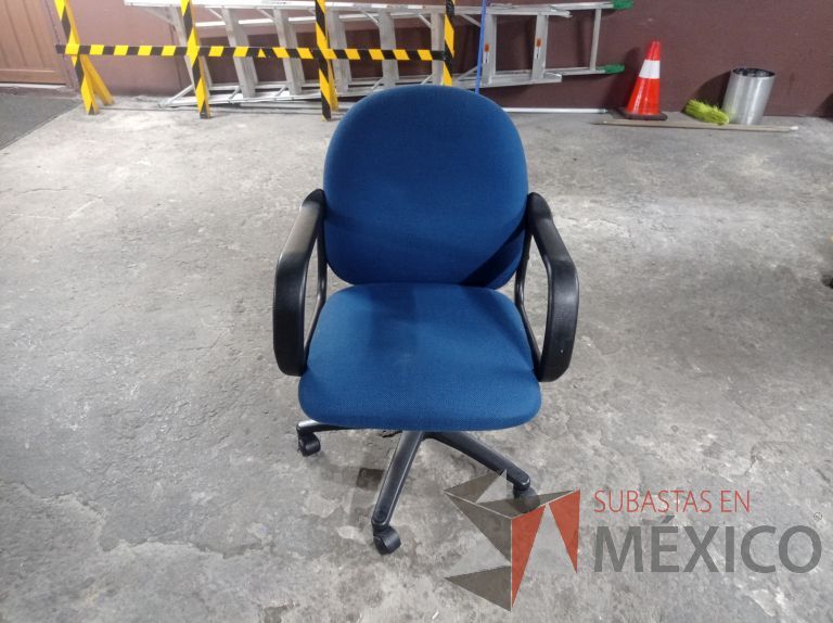 Lote 006 - 25 Sillas asiento y respaldo de tela color azul con descansabrazos y ruedas, diferentes modelos - Imagen 16