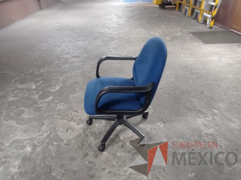 Lote 006 - 25 Sillas asiento y respaldo de tela color azul con descansabrazos y ruedas, diferentes modelos - Imagen 17