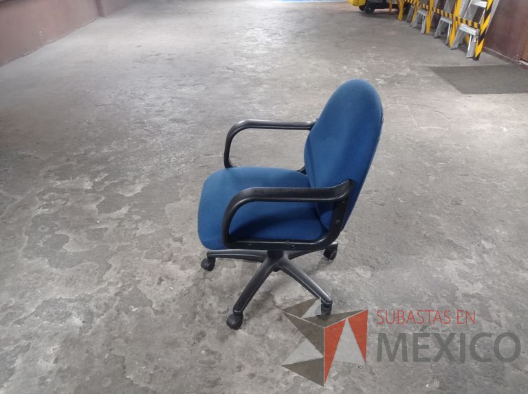 Lote 006 - 25 Sillas asiento y respaldo de tela color azul con descansabrazos y ruedas, diferentes modelos - Imagen 18