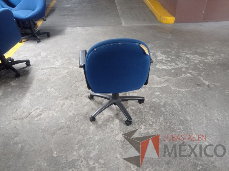 Lote 006 - 25 Sillas asiento y respaldo de tela color azul con descansabrazos y ruedas, diferentes modelos - Imagen 19
