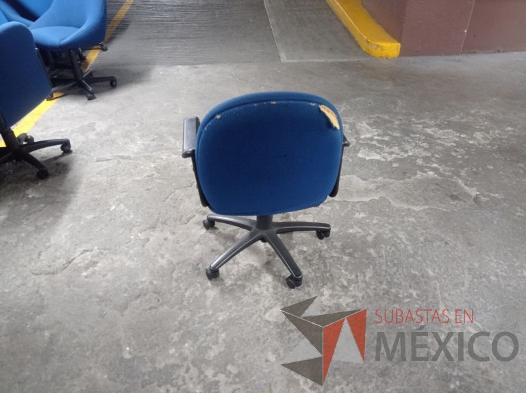 Lote 006 - 25 Sillas asiento y respaldo de tela color azul con descansabrazos y ruedas, diferentes modelos - Imagen 20