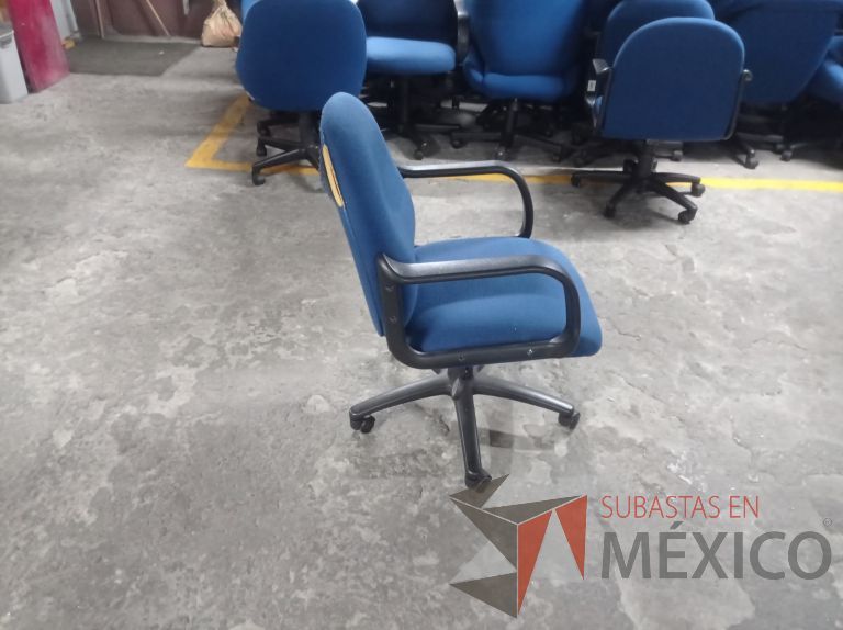 Lote 006 - 25 Sillas asiento y respaldo de tela color azul con descansabrazos y ruedas, diferentes modelos - Imagen 21