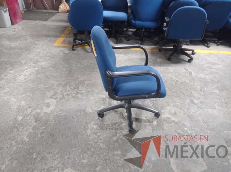 Lote 006 - 25 Sillas asiento y respaldo de tela color azul con descansabrazos y ruedas, diferentes modelos - Imagen 22