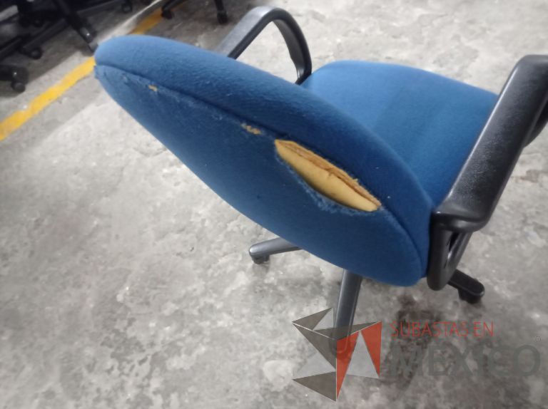 Lote 006 - 25 Sillas asiento y respaldo de tela color azul con descansabrazos y ruedas, diferentes modelos - Imagen 23
