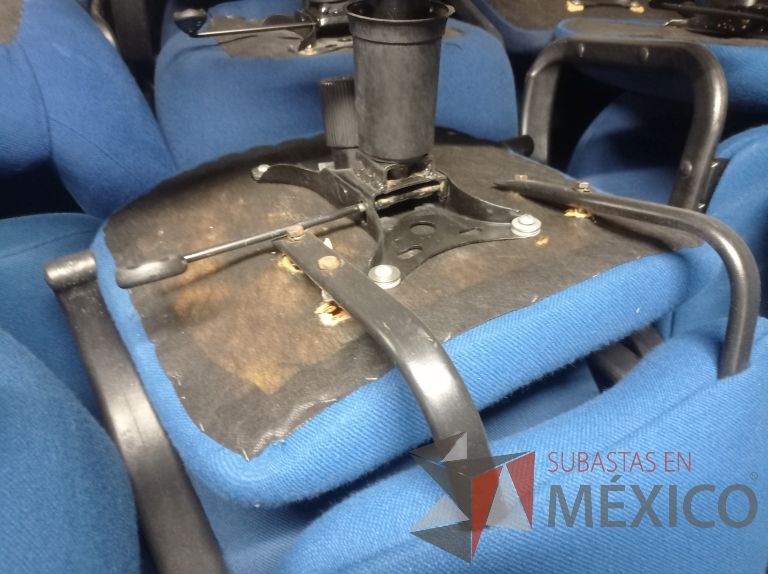 Lote 006 - 25 Sillas asiento y respaldo de tela color azul con descansabrazos y ruedas, diferentes modelos - Imagen 24