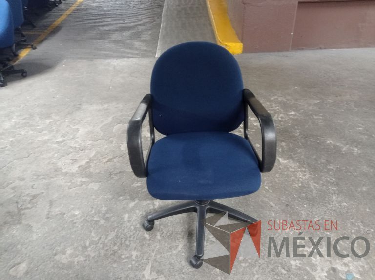 Lote 006 - 25 Sillas asiento y respaldo de tela color azul con descansabrazos y ruedas, diferentes modelos - Imagen 25