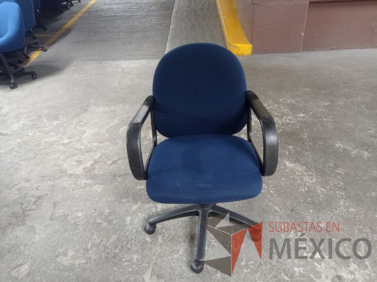 Lote 006 - 25 Sillas asiento y respaldo de tela color azul con descansabrazos y ruedas, diferentes modelos - Imagen 26