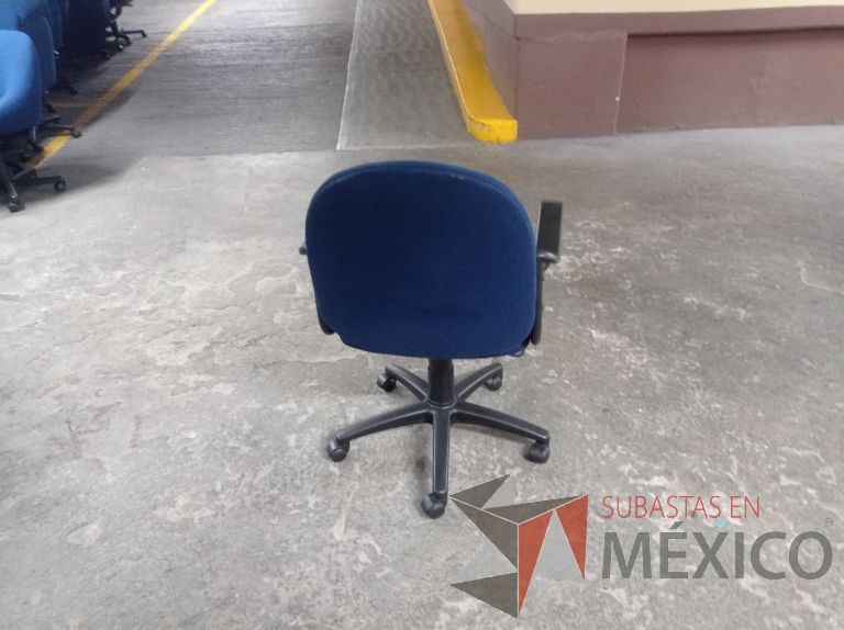 Lote 006 - 25 Sillas asiento y respaldo de tela color azul con descansabrazos y ruedas, diferentes modelos - Imagen 27