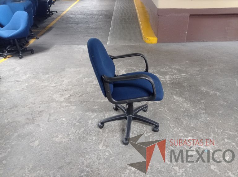 Lote 006 - 25 Sillas asiento y respaldo de tela color azul con descansabrazos y ruedas, diferentes modelos - Imagen 28