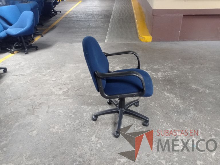 Lote 006 - 25 Sillas asiento y respaldo de tela color azul con descansabrazos y ruedas, diferentes modelos - Imagen 29