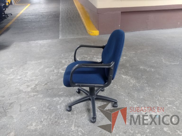 Lote 006 - 25 Sillas asiento y respaldo de tela color azul con descansabrazos y ruedas, diferentes modelos - Imagen 30
