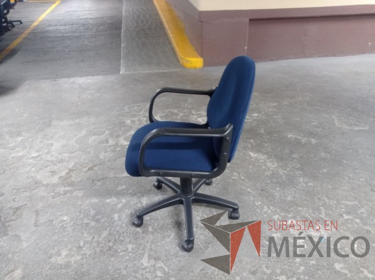 Lote 006 - 25 Sillas asiento y respaldo de tela color azul con descansabrazos y ruedas, diferentes modelos - Imagen 31