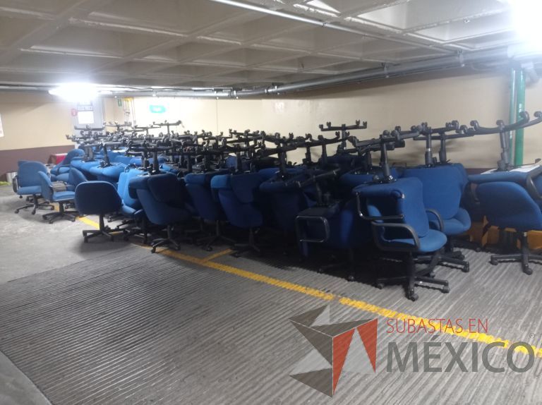 Lote 006 - 25 Sillas asiento y respaldo de tela color azul con descansabrazos y ruedas, diferentes modelos - Imagen 32