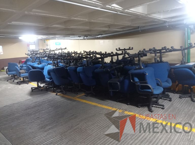 Lote 006 - 25 Sillas asiento y respaldo de tela color azul con descansabrazos y ruedas, diferentes modelos - Imagen 33