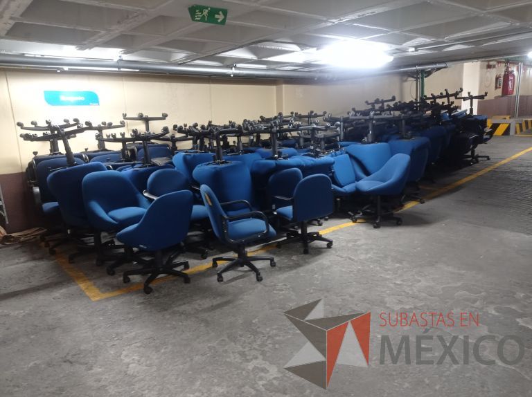 Lote 006 - 25 Sillas asiento y respaldo de tela color azul con descansabrazos y ruedas, diferentes modelos - Imagen 34