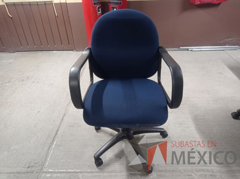 Lote 006 - 25 Sillas asiento y respaldo de tela color azul con descansabrazos y ruedas, diferentes modelos - Imagen 35