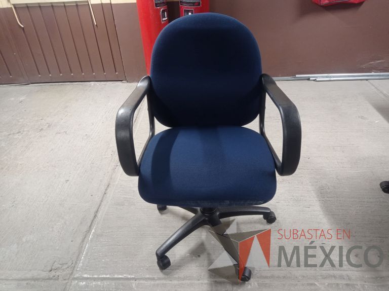 Lote 006 - 25 Sillas asiento y respaldo de tela color azul con descansabrazos y ruedas, diferentes modelos