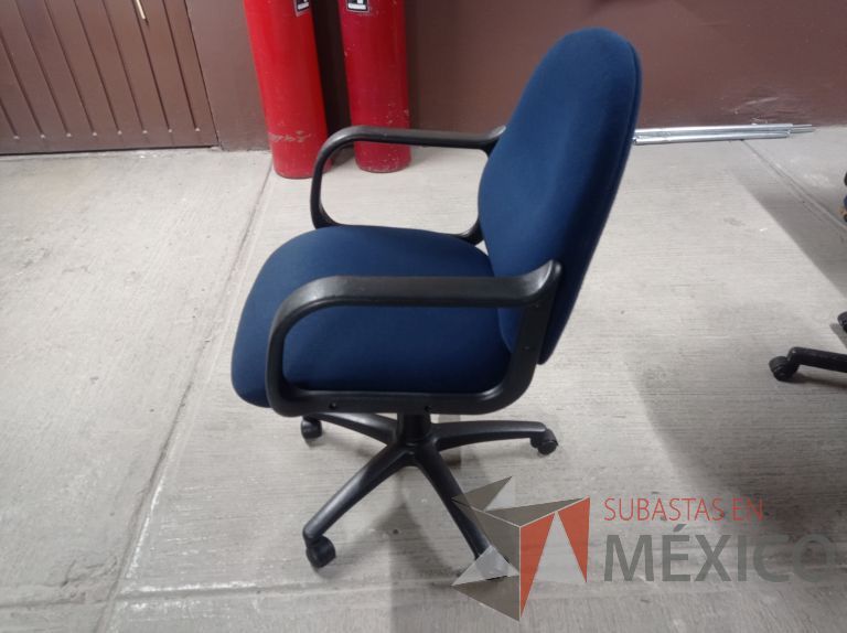 Lote 006 - 25 Sillas asiento y respaldo de tela color azul con descansabrazos y ruedas, diferentes modelos - Imagen 36
