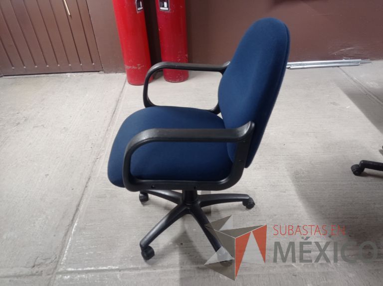Lote 006 - 25 Sillas asiento y respaldo de tela color azul con descansabrazos y ruedas, diferentes modelos - Imagen 37