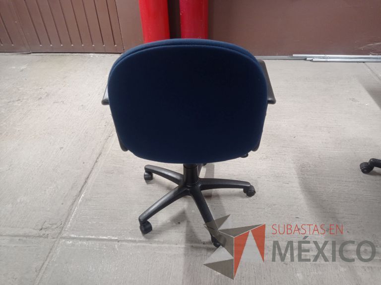 Lote 006 - 25 Sillas asiento y respaldo de tela color azul con descansabrazos y ruedas, diferentes modelos - Imagen 38