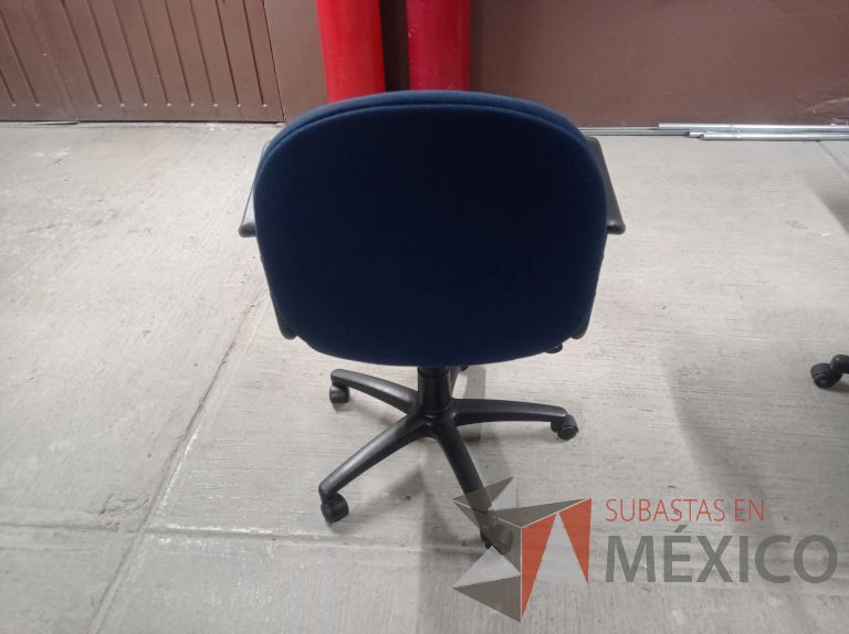 Lote 006 - 25 Sillas asiento y respaldo de tela color azul con descansabrazos y ruedas, diferentes modelos - Imagen 39