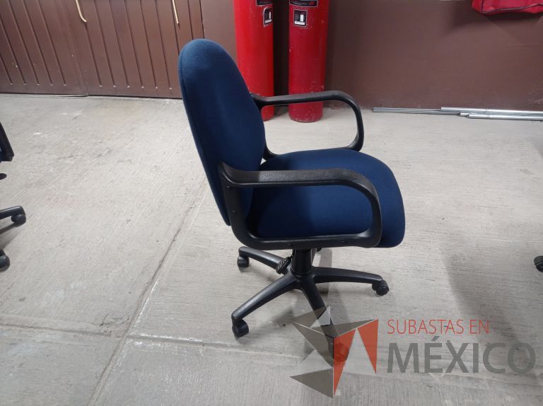 Lote 006 - 25 Sillas asiento y respaldo de tela color azul con descansabrazos y ruedas, diferentes modelos - Imagen 40
