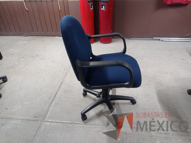 Lote 006 - 25 Sillas asiento y respaldo de tela color azul con descansabrazos y ruedas, diferentes modelos - Imagen 41