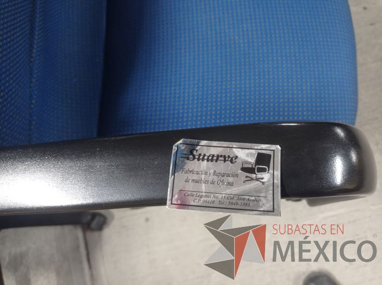 Lote 006 - 25 Sillas asiento y respaldo de tela color azul con descansabrazos y ruedas, diferentes modelos - Imagen 44
