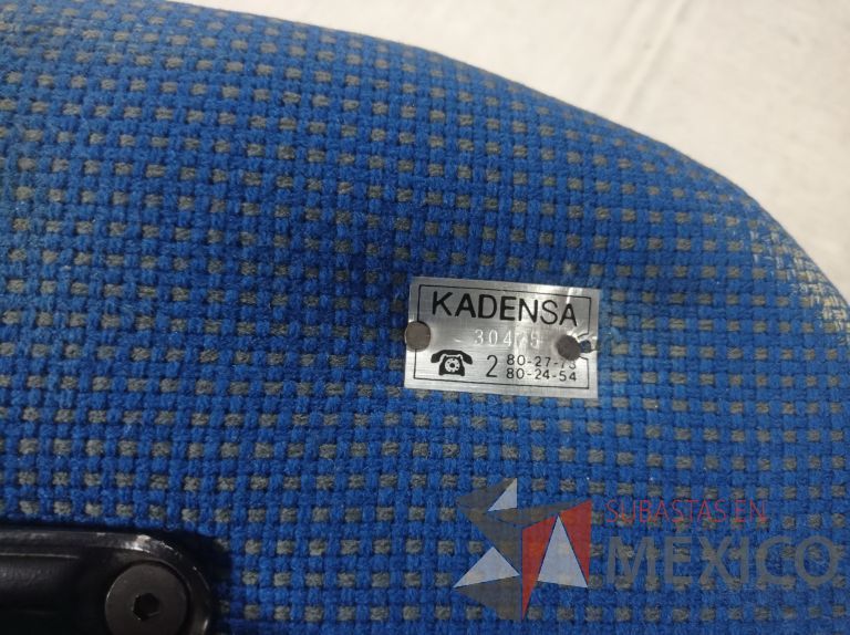 Lote 006 - 25 Sillas asiento y respaldo de tela color azul con descansabrazos y ruedas, diferentes modelos - Imagen 46