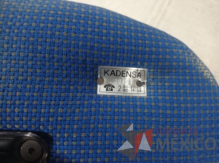 Lote 006 - 25 Sillas asiento y respaldo de tela color azul con descansabrazos y ruedas, diferentes modelos - Imagen 47