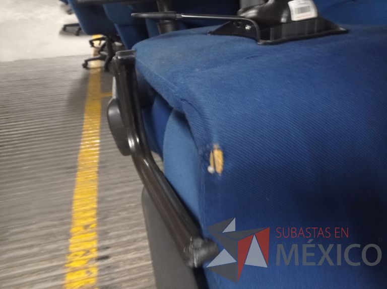 Lote 006 - 25 Sillas asiento y respaldo de tela color azul con descansabrazos y ruedas, diferentes modelos - Imagen 51