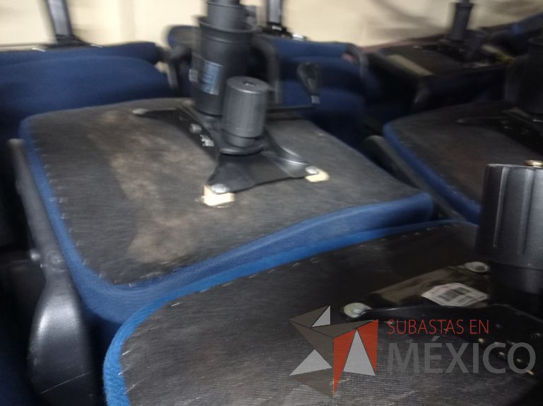 Lote 006 - 25 Sillas asiento y respaldo de tela color azul con descansabrazos y ruedas, diferentes modelos - Imagen 54