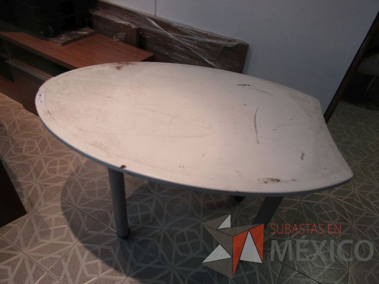 Lote 007 - Mesa de gota tipo formaica con 4 patas metálicas con ruedas