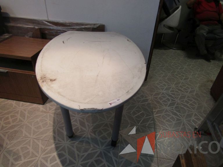 Lote 007 - Mesa de gota tipo formaica con 4 patas metálicas con ruedas - Imagen 2