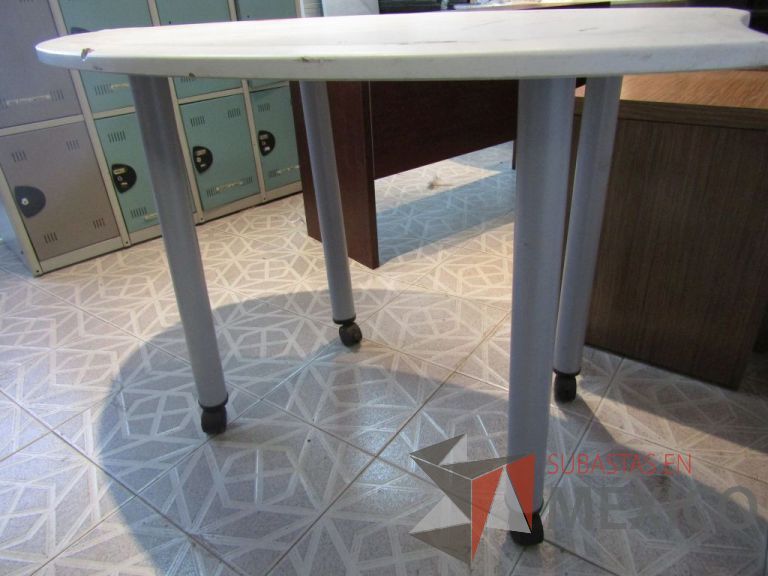 Lote 007 - Mesa de gota tipo formaica con 4 patas metálicas con ruedas - Imagen 3
