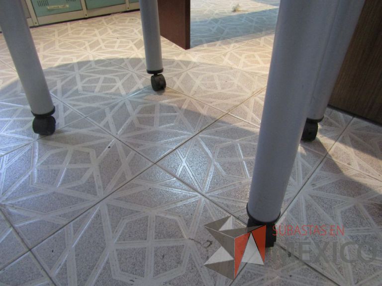 Lote 007 - Mesa de gota tipo formaica con 4 patas metálicas con ruedas - Imagen 4