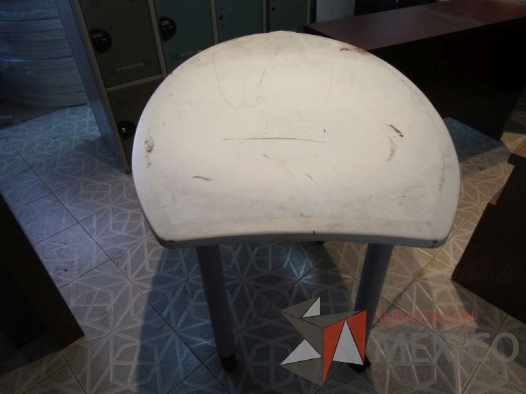 Lote 007 - Mesa de gota tipo formaica con 4 patas metálicas con ruedas - Imagen 5