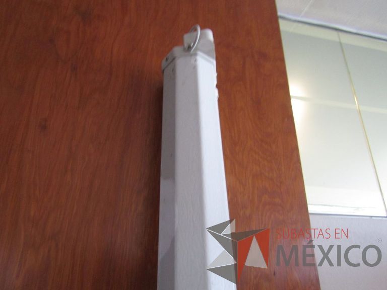 Lote 017 - Lote de 2 pantallas manuales para proyector, 1 de 220 cm y la otra de 185 cm - Imagen 3