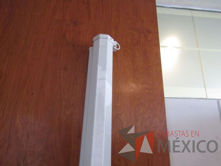 Lote 017 - Lote de 2 pantallas manuales para proyector, 1 de 220 cm y la otra de 185 cm - Imagen 6