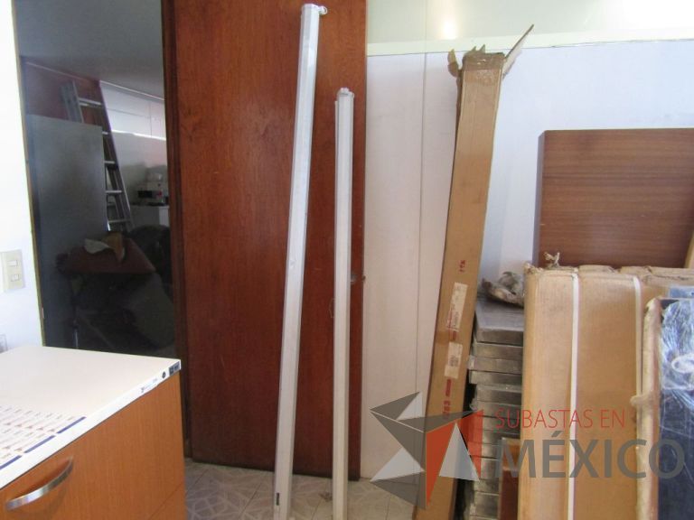 Lote 017 - Lote de 2 pantallas manuales para proyector, 1 de 220 cm y la otra de 185 cm