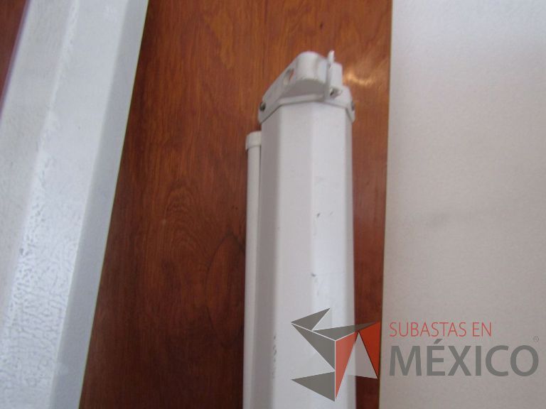 Lote 017 - Lote de 2 pantallas manuales para proyector, 1 de 220 cm y la otra de 185 cm - Imagen 9